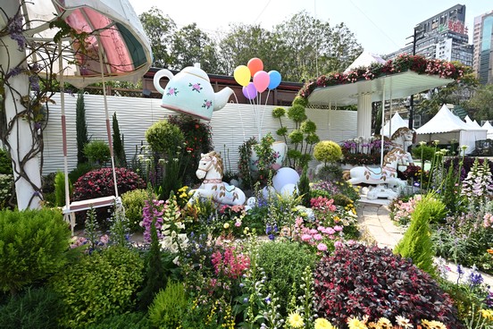 Tuen Mun District <An Amusing Garden Stroll>